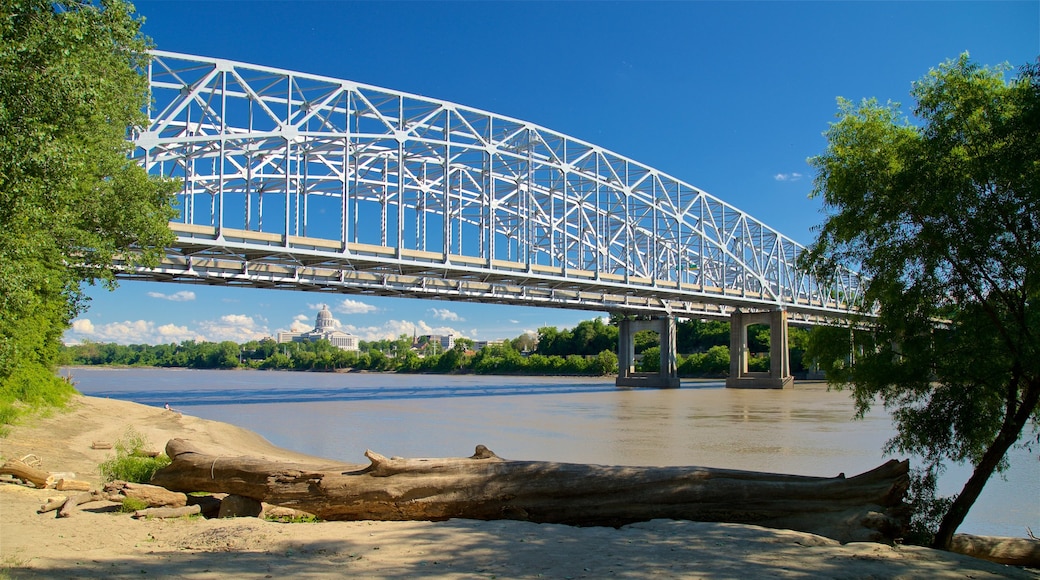 Jefferson City toont een brug en een rivier of beek