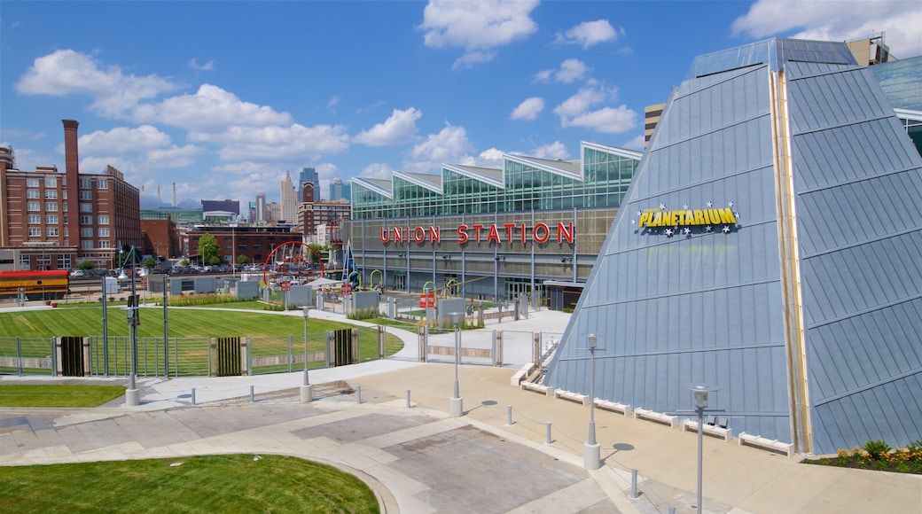 Centro de ciencias Science City at Union Station que incluye arquitectura moderna, un jardín y una ciudad