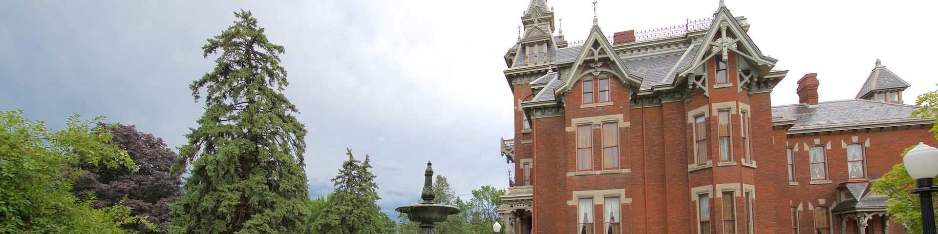 Vaile Mansion featuring a fountain, heritage architecture and a garden