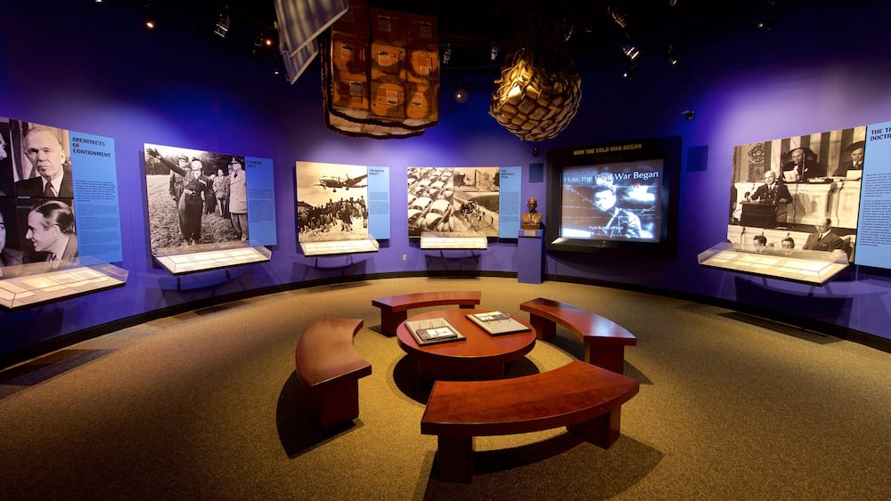 Harry S. Truman Library and Museum welches beinhaltet Innenansichten und Geschichtliches