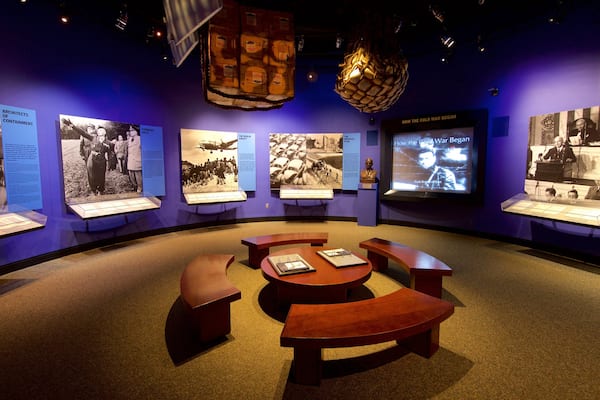 Harry S. Truman Library and Museum welches beinhaltet Innenansichten und Geschichtliches