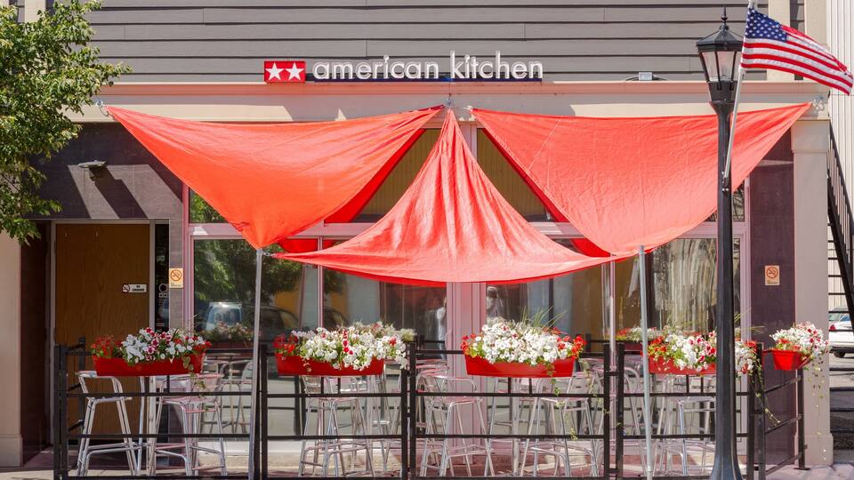 Saginaw which includes cafe lifestyle and flowers