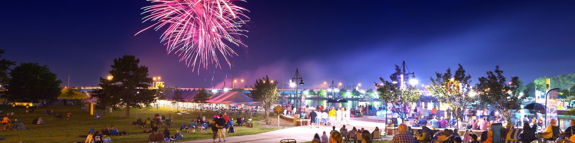 Bay City montrant scĂšnes de nuit et jardin aussi bien que important groupe de personnes