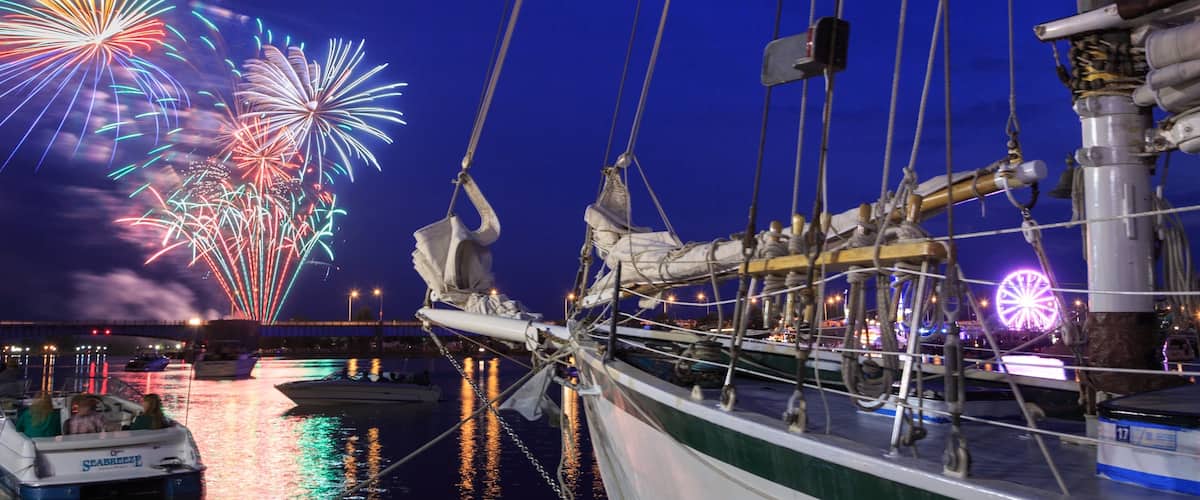Bay City ofreciendo una bahía o puerto y escenas nocturnas