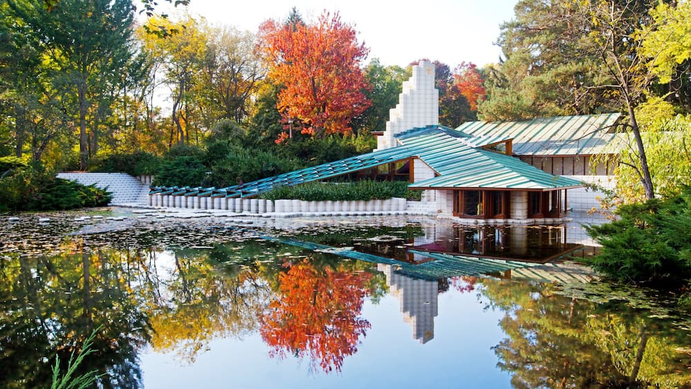 Midland mit einem Herbstfarben, Park und Teich