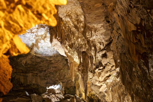 Fantastic Caverns which includes caves