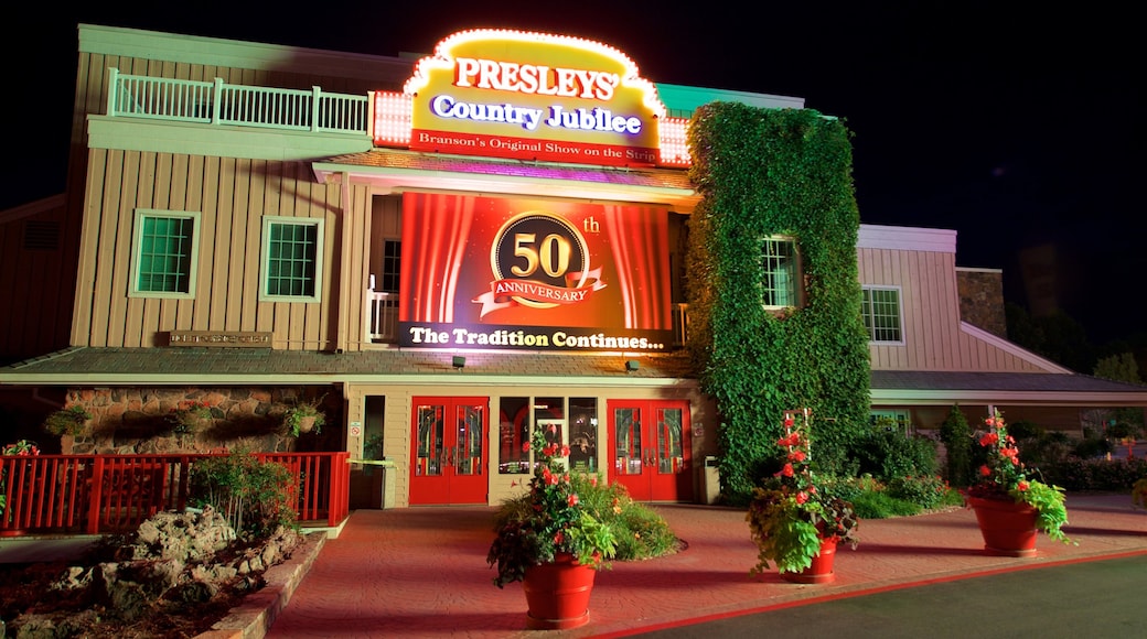 Presley\'s Country Jubilee Theater caracterizando sinalização, cenas noturnas e flores
