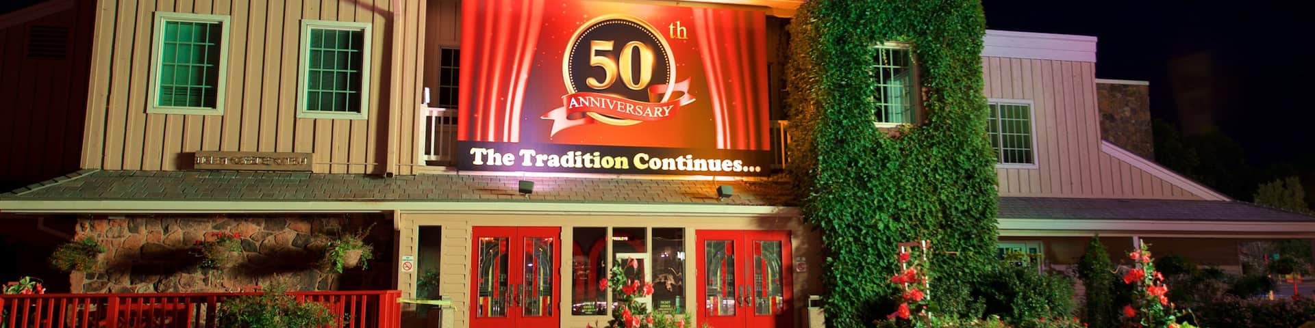 Presley\'s Country Jubilee Theater mostrando flores, señalización y escenas nocturnas