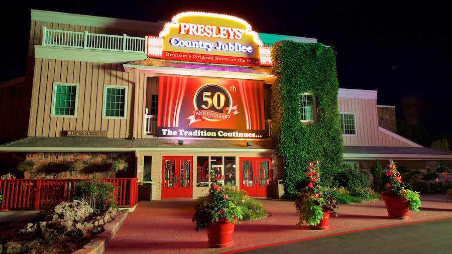 Presley\'s Country Jubilee Theater og byder på skiltning, blomster og natteliv