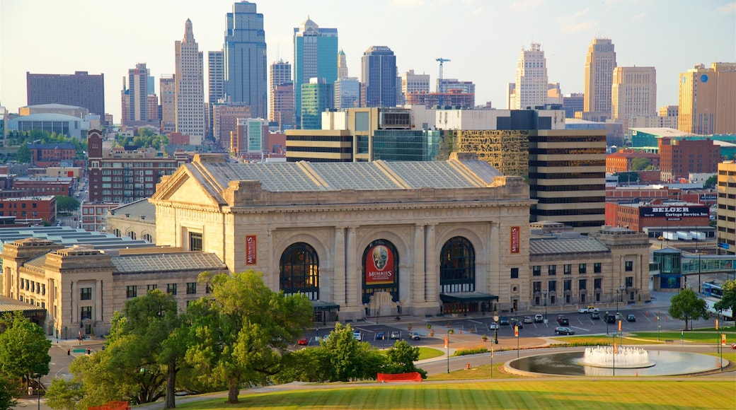 Estación de tren Union mostrando una fuente, una ciudad y una puesta de sol