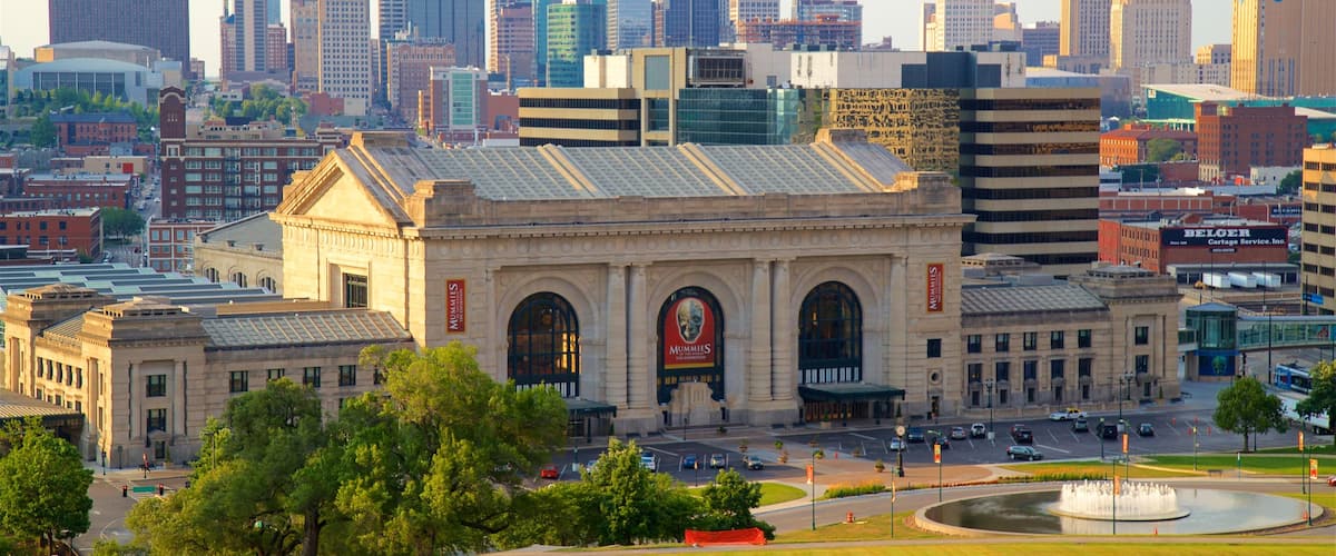 Union Station showing landscape views, a high rise building and a city