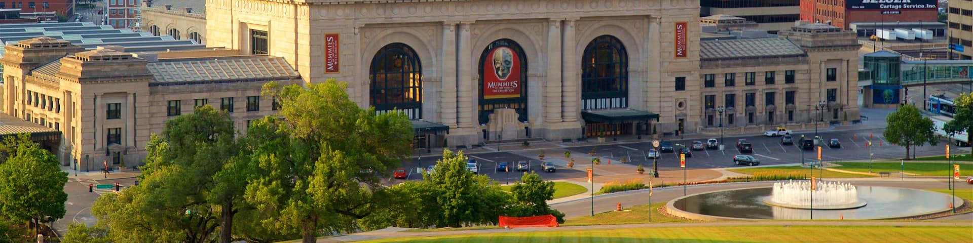 Union Station showing landscape views, a high rise building and a city
