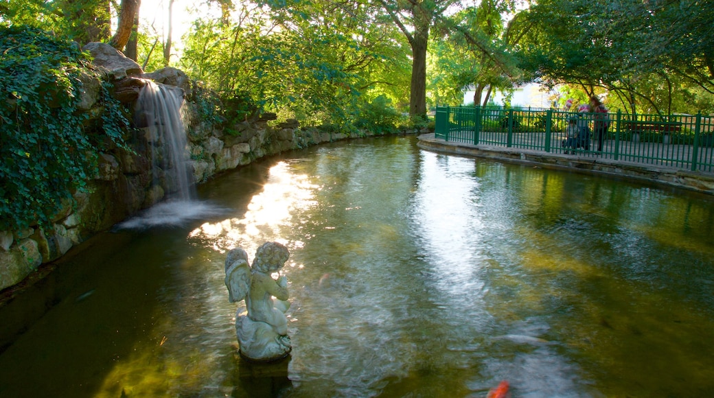 Shelter Gardens featuring a fountain and a pond