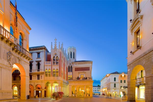 Café Pedrocchi qui includes ville, scÚnes de nuit et patrimoine architectural