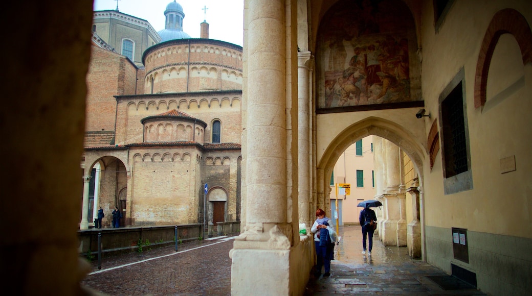 Piazza del Duomo som inkluderar religiösa aspekter, en stad och historiska element