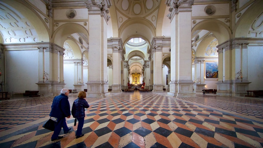 Basilica di St. Giustina mostrando elementos del patrimonio y vistas interiores y también una pareja
