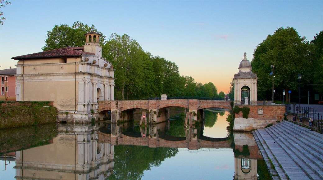 Porta Ognissanti montrant rivière ou ruisseau, coucher de soleil et pont