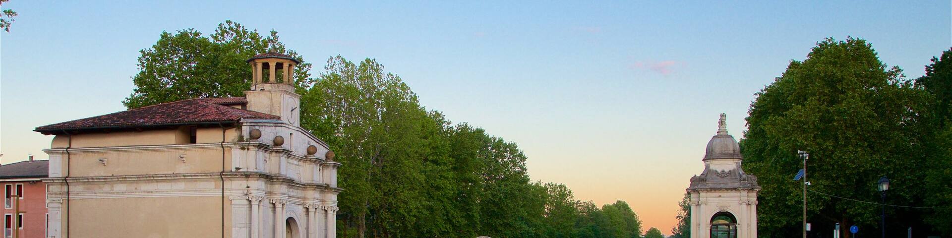 Porta Ognissanti mettant en vedette pont, riviĂšre ou ruisseau et coucher de soleil