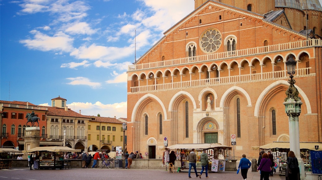 Basilica di Sant\'Antonio da Padova featuring a church or cathedral, heritage architecture and street scenes