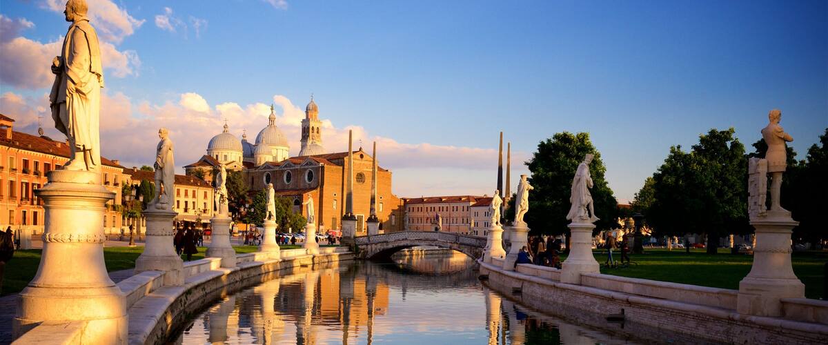 Prato della Valle que incluye un parque, una estatua o escultura y patrimonio de arquitectura