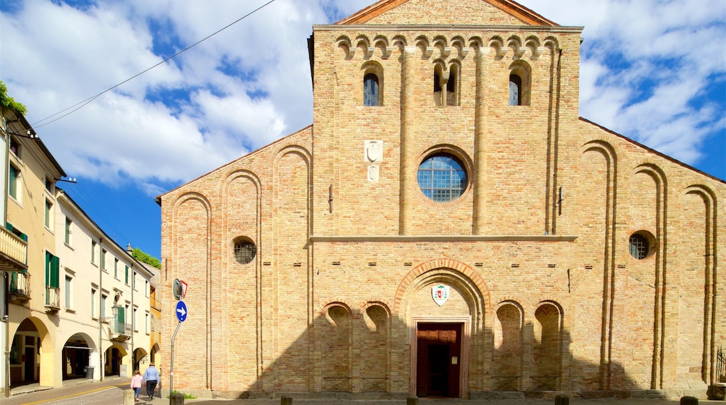 Santa Sofia mostrando patrimonio de arquitectura y una iglesia o catedral