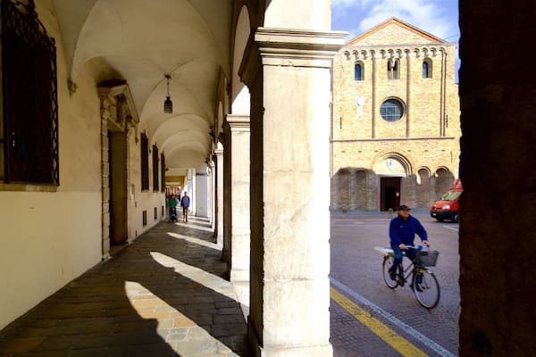 Église Sainte-Sophie qui includes vélo, scènes de rue et patrimoine historique