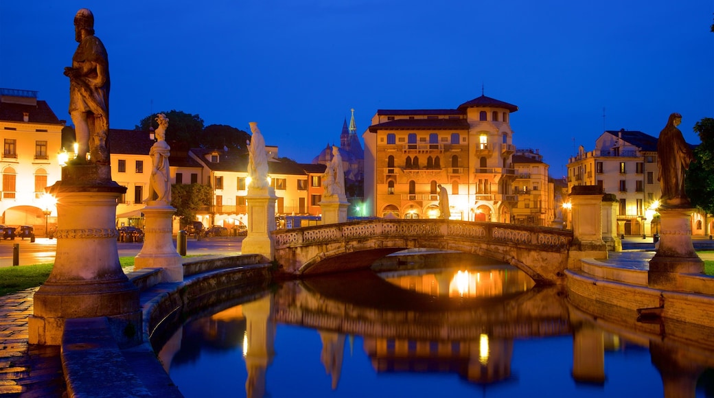 Prato della Valle ofreciendo escenas nocturnas, un puente y un río o arroyo