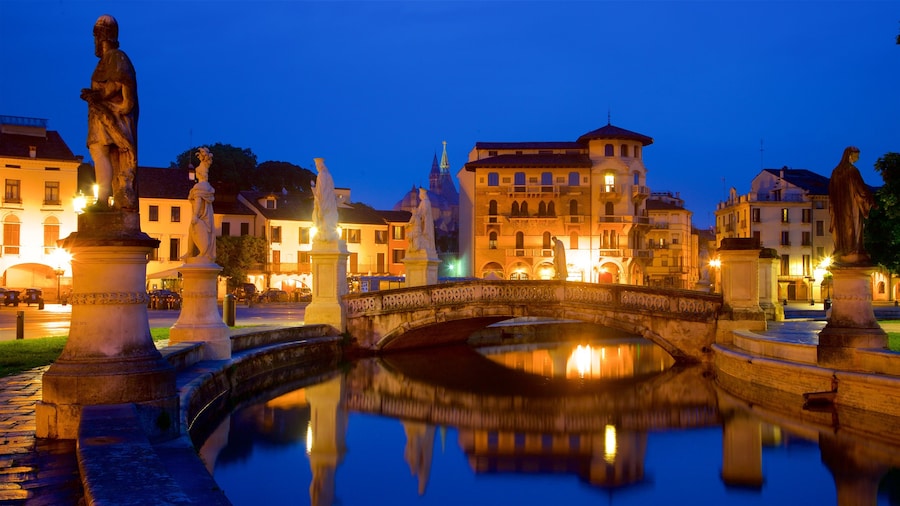 Prato della Valle ofreciendo escenas nocturnas, un puente y un río o arroyo