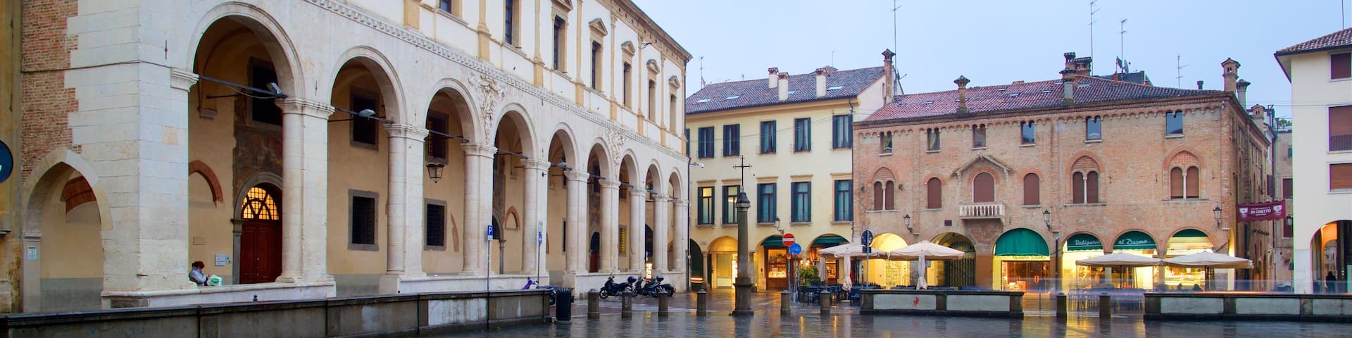 Piazza del Duomo montrant ville, patrimoine historique et square ou place