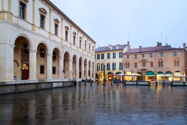 Piazza del Duomo montrant ville, patrimoine historique et square ou place
