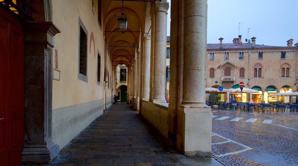 Piazza del Duomo presenterar historiska element och en stad