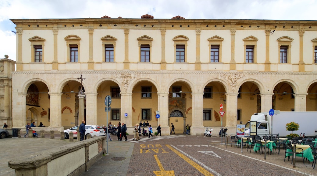 Piazza del Duomo som visar gatuliv och historiska element såväl som en liten grupp av människor