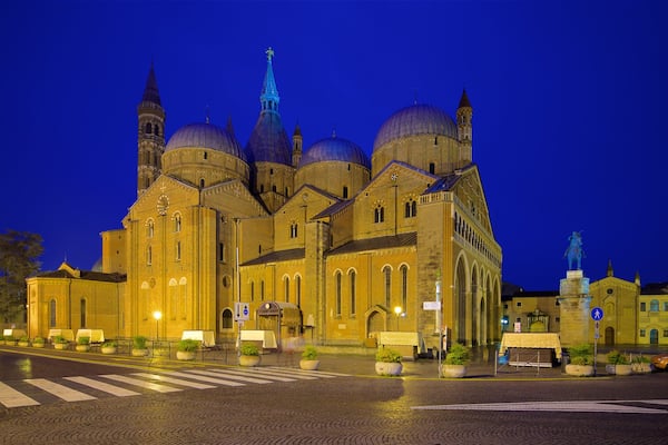 Basilique Saint-Antoine de Padoue mettant en vedette patrimoine architectural, scÚnes de nuit et église ou cathédrale