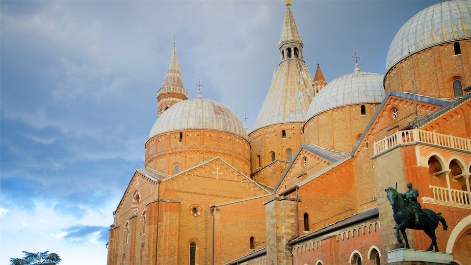 Basilica di Sant\'Antonio da Padova featuring a church or cathedral, heritage architecture and a statue or sculpture