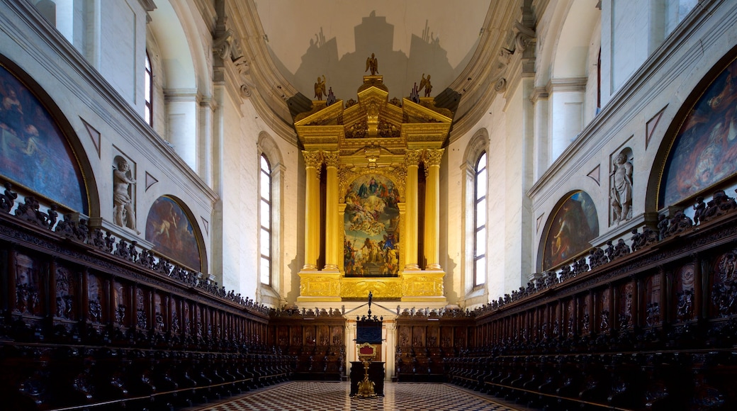 Basilica di St. Giustina que incluye una iglesia o catedral, elementos patrimoniales y vistas de interior