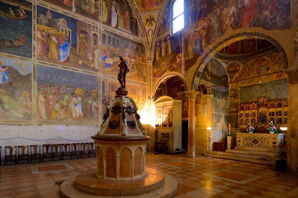 Basilica del Duomo welches beinhaltet Kunst, Innenansichten und Geschichtliches