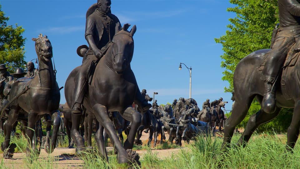 Centennial Land Run Monument som viser en statue eller en skulptur