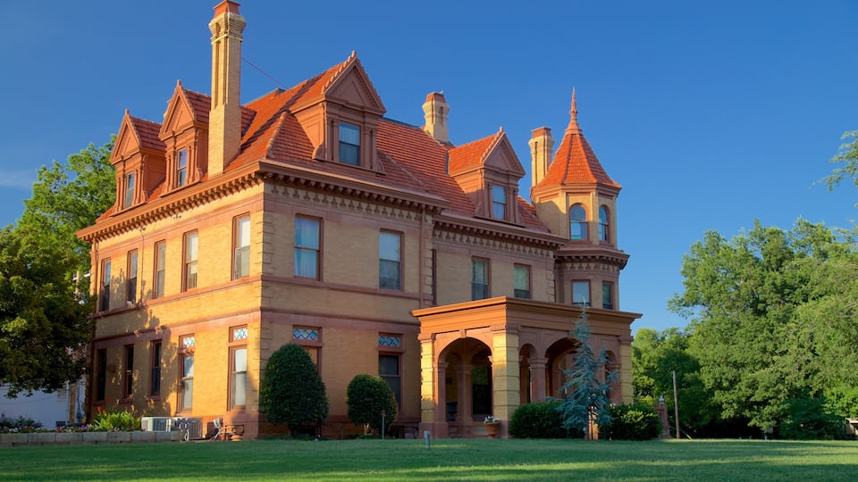 Overholser Mansion che include casa, parco e oggetti d\'epoca