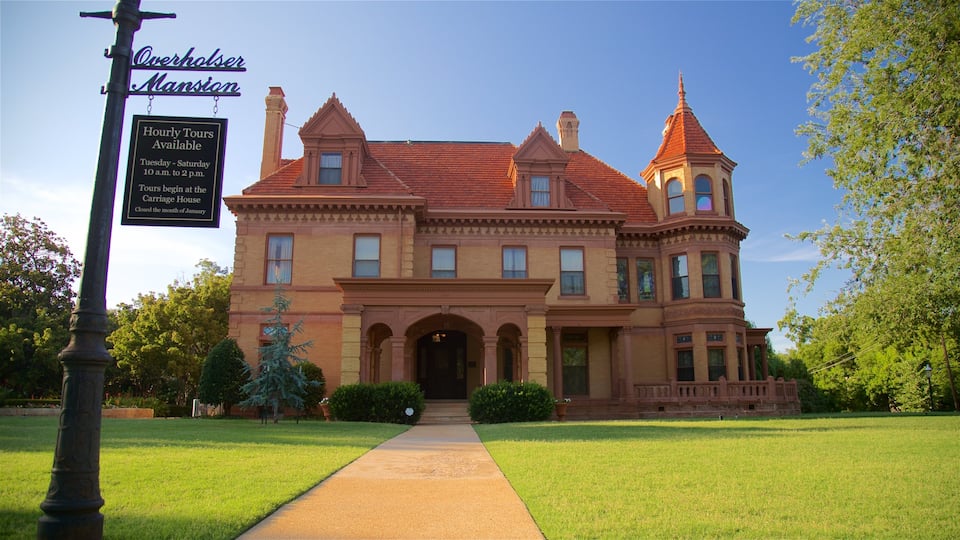 Overholser Mansion som viser en have, skiltning og kulturarvsgenstande