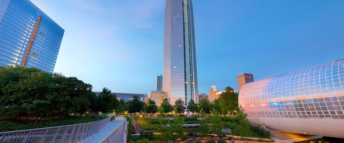 Oklahoma City inclusief hoogbouw, een rivier of beek en een zonsondergang
