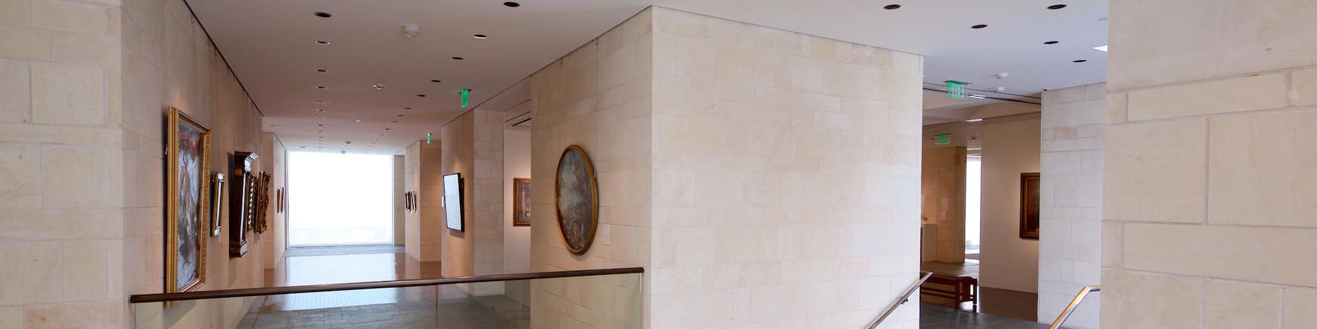 Fred Jones Jr.Museum of Art mettant en vedette vues intérieures et art