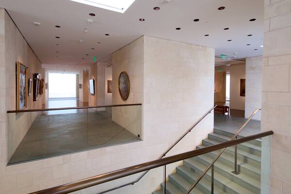 Fred Jones Jr.Museum of Art das einen Innenansichten und Kunst