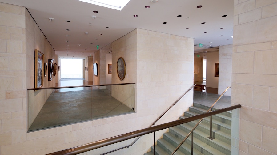 Fred Jones Jr.Museo de Arte mostrando vista interna y arte