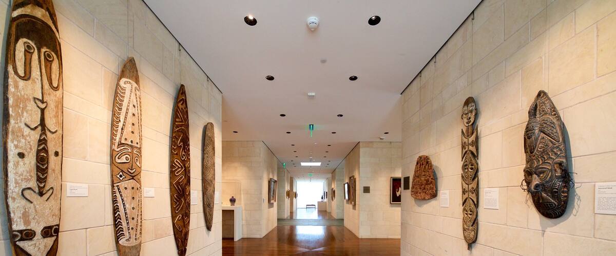 Fred Jones Jr.Museo de Arte que incluye vistas interiores, cultura indígena y arte