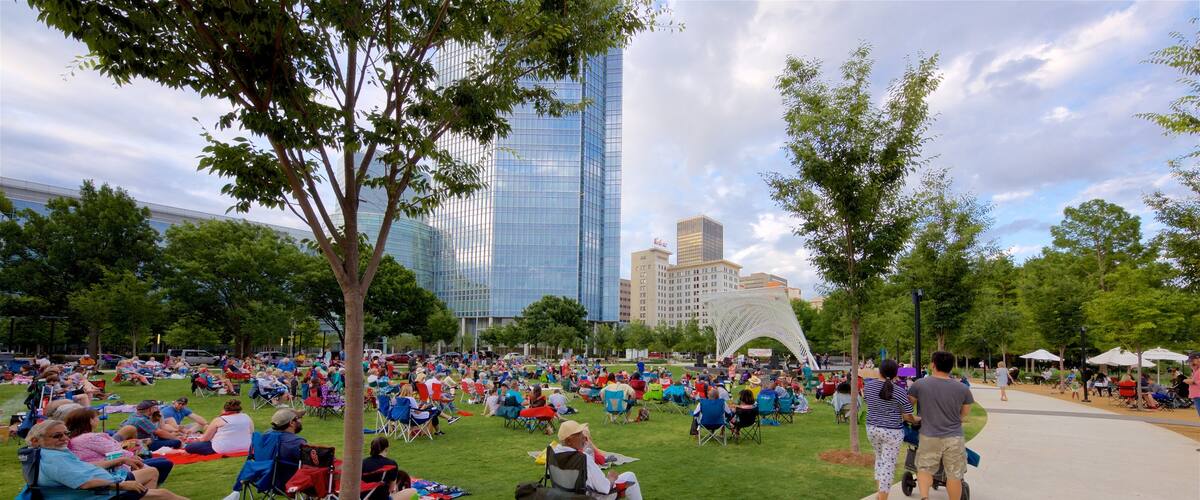 Oklahoma City que incluye una ciudad, escenas urbanas y un parque