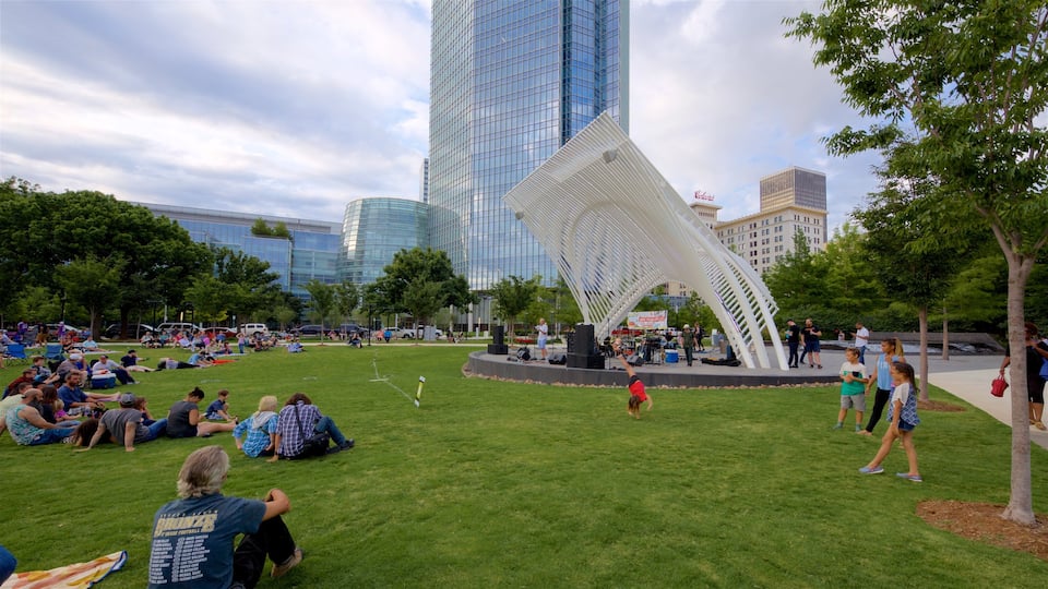 Oklahoma City og byder på en by, en høj bygning og en park