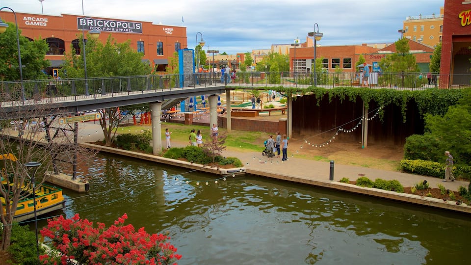 Bricktown che include ponte, fiume o ruscello e fiori