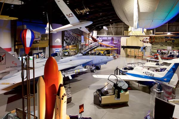 Tulsa Air and Space Museum & Planetarium qui includes vues intérieures et patrimoine historique