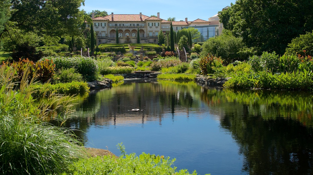 Philbrook Museum of Art mostrando elementos de patrimônio, um lago e um jardim