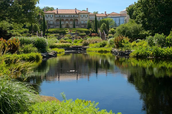 Philbrook Museum of Art mettant en vedette patrimoine historique, parc et mare
